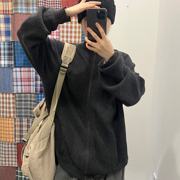 폴로 차콜 니트 집업