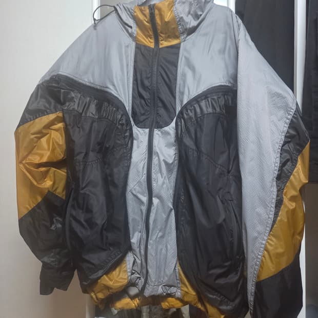 1) 언더마이카 호크 가슈테인 바람막이