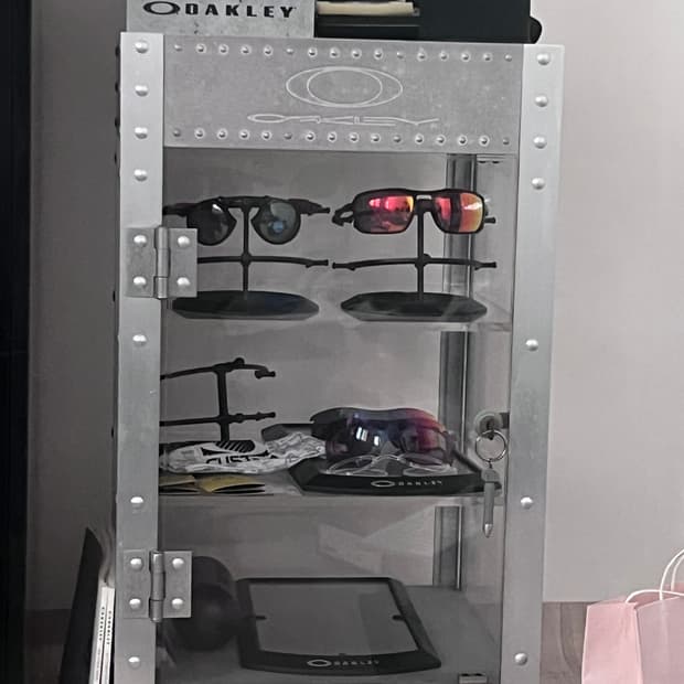 Oakley countertop showcase 상품이미지1