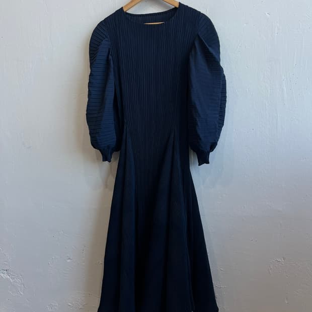 ebony JPN 플리츠 퍼프 원피스 드레스