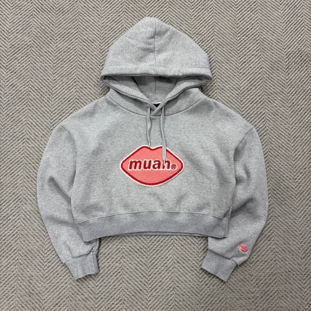 무아무아 로고 와펜 크롭 후드티 v2113