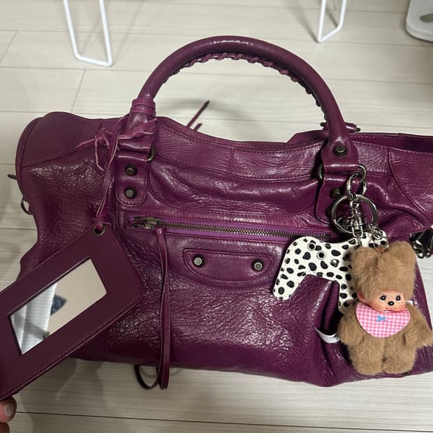 발렌시아가 모터백 미듐 퍼플 와인색