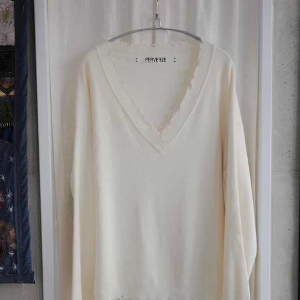 Perverze 퍼버즈  브이넥 데미지 니트