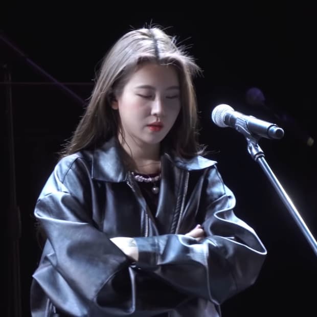 백예린 더와르 레더 자켓