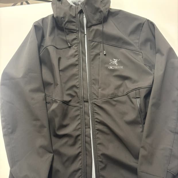 아크테릭스 바람막이 자켓 블랙