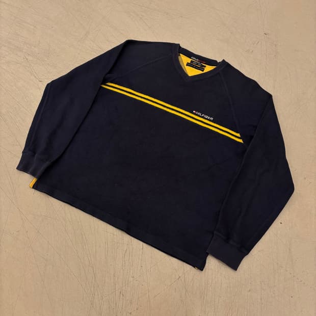 타미 힐피거 브이넥 스몰로고 니트