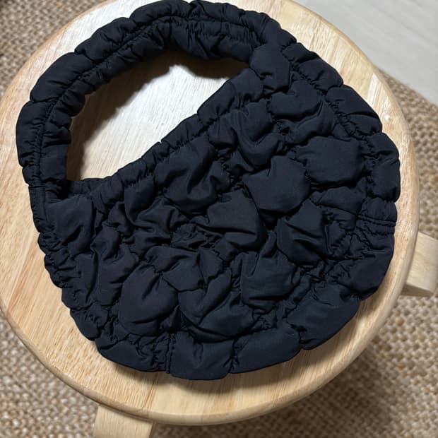 새상품 COS 퀼티드 마이크로 백