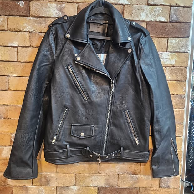드레스볼륨 블랙 레더 라이더 자켓