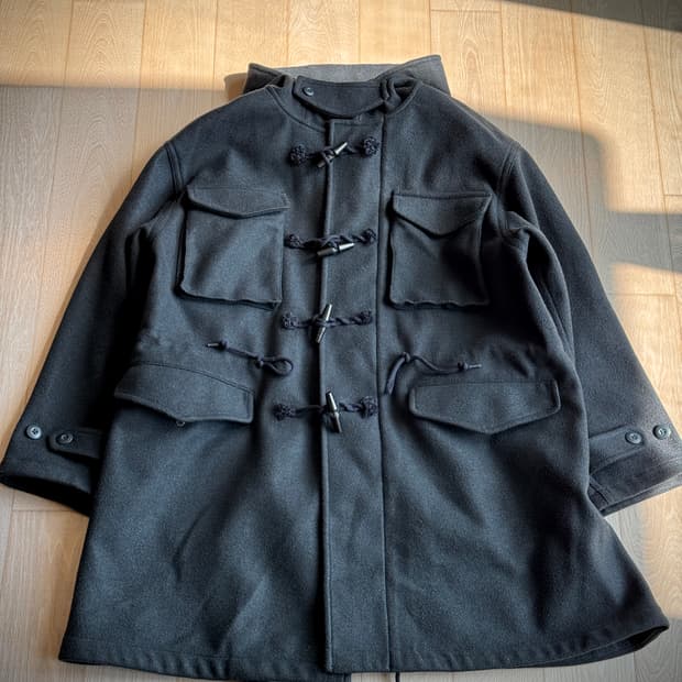[BEAMS] 미드 레벨 밀리터리 더플 코트 (Charcoal)