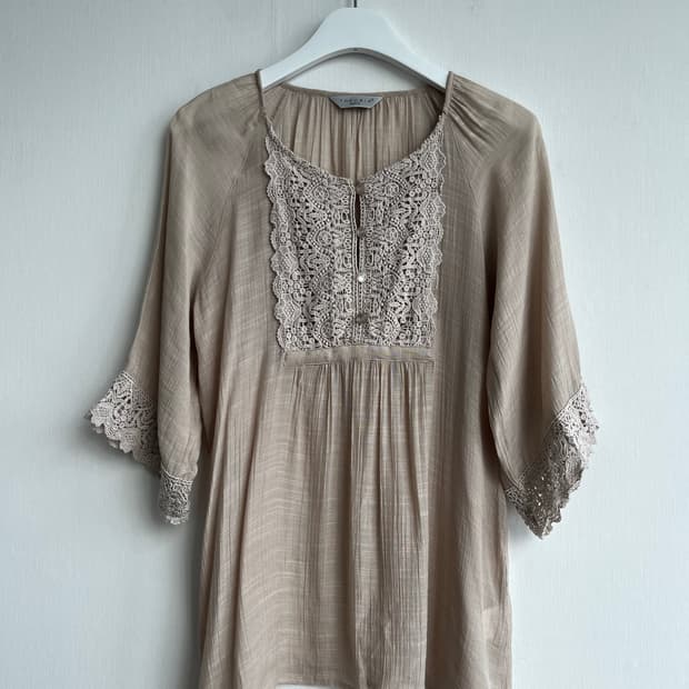 THEORIA 베이지 레이스 보헤미안 블라우스