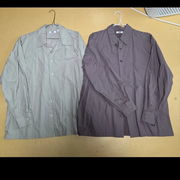 유니클로 U 셔츠 2벌 (베이지, 브라운) L