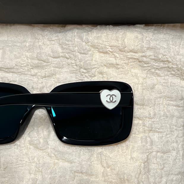 샤넬 하트 선글라스 (블랙/CH5519)