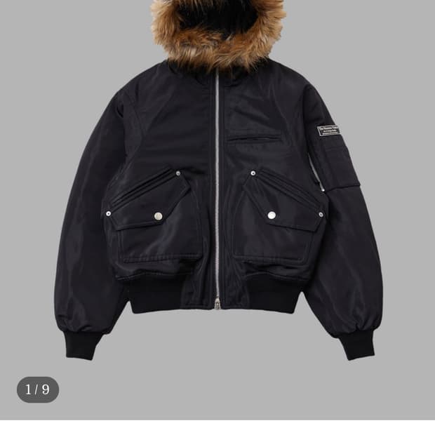 더뮤지엄비지터의 퍼 후드 MA-1 점퍼 블랙