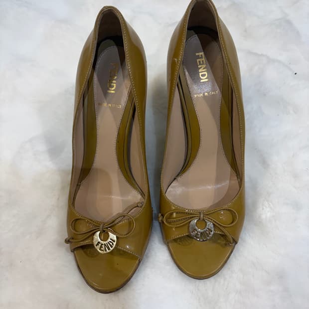 펜디 로고 펌프스 카키 머스타드