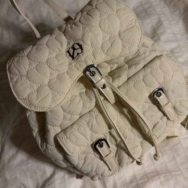 일리고 하트퀼팅백팩 아이보리