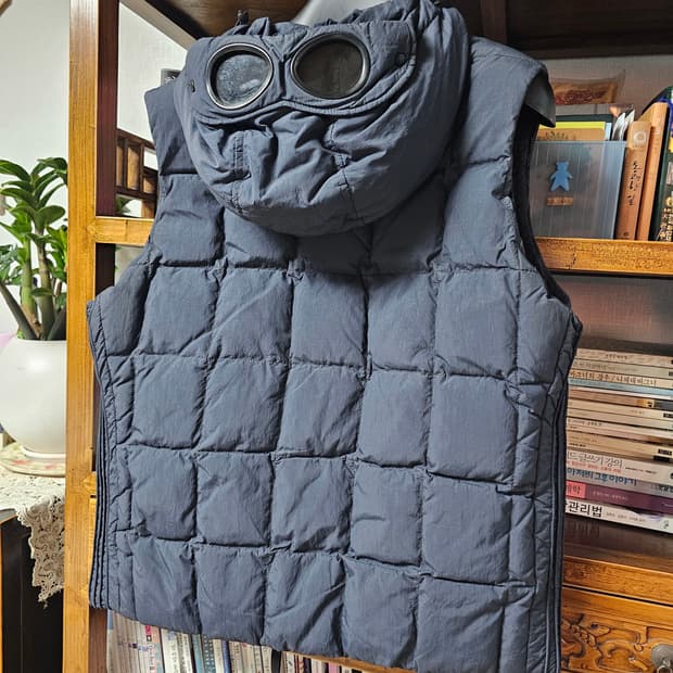 정품 씨피 CP컴퍼니 고글 패딩 조끼 100 사이즈 팔아요