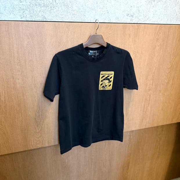 베티붑 코튼 라운드넥 반팔 티셔츠 그래픽 프린팅 디테일 블랙