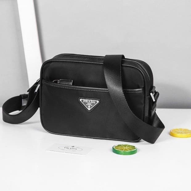 프라다(Prada)의 리나일론(Re-Nylon) 숄더백