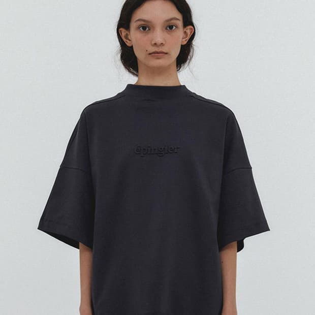 [S] 에핑글러 EP 엠보 로고 티셔츠 차콜