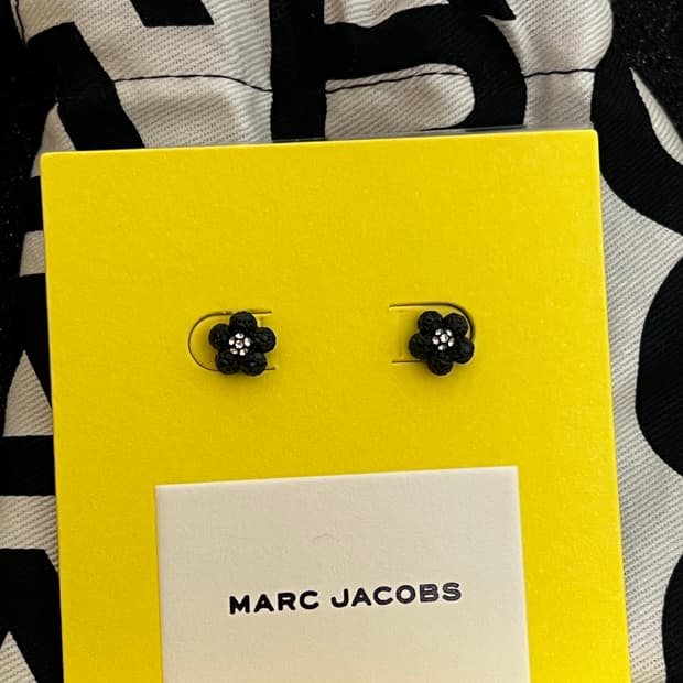 마크제이콥스 더 데이지 파베 귀걸이
