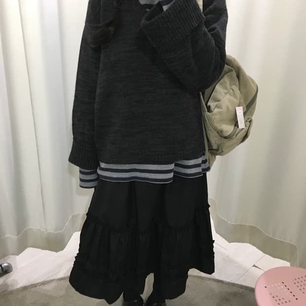 챠콜 보카시 브이넥 니트