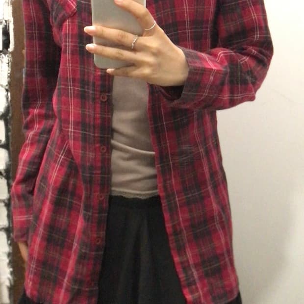 세실 맥비 레드 체크셔츠