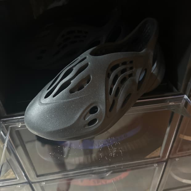 아디다스 이지 폼 러너 오닉스 285