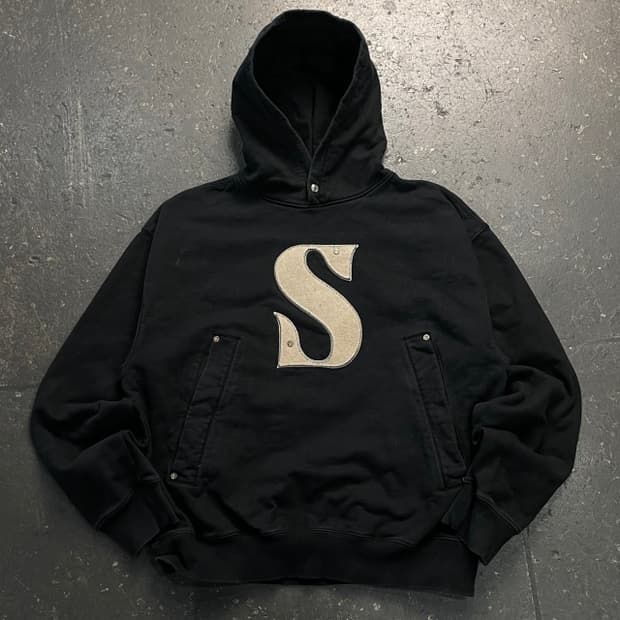 105 세터 리벳 아플리케 로고 후드티 