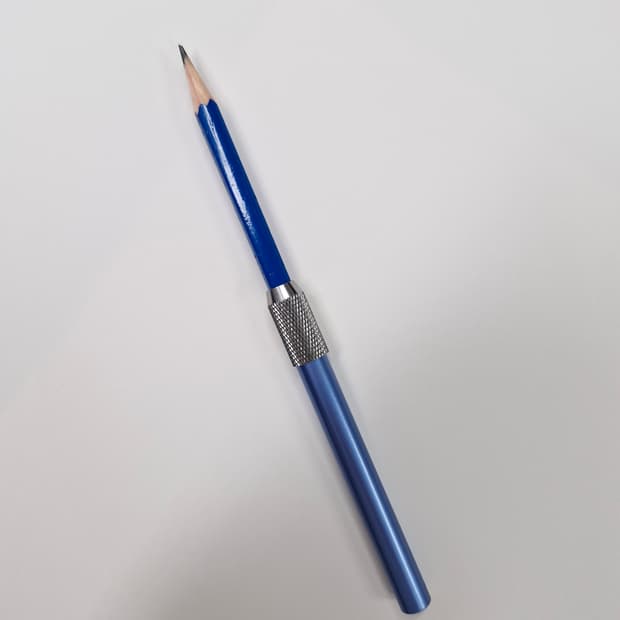 장인이 개조한 파란 연필