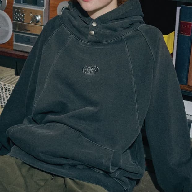 꼼파뇨 CP 피그먼트 스냅 후드티 스모크블랙