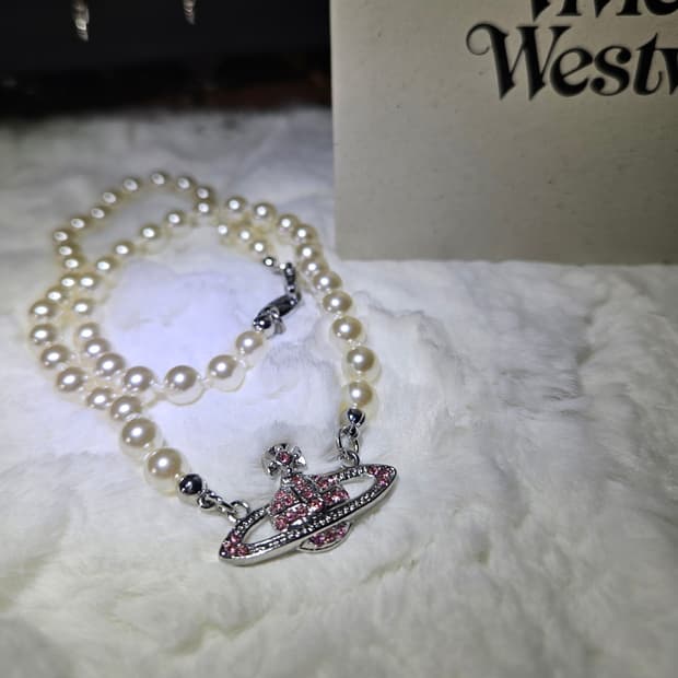 비비안웨스트우드 미니 바스 릴리프 진주 초커 목걸이 핑크