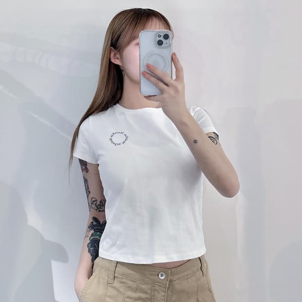 마땡킴 화이트 스펠로고 크롭 반팔