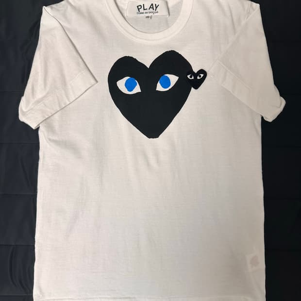 플레이 꼼데가르송 블랙 하트 블루 아이 티셔츠 화이트