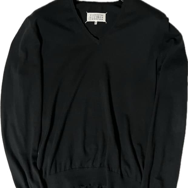 [L] Distressed V neck sweater