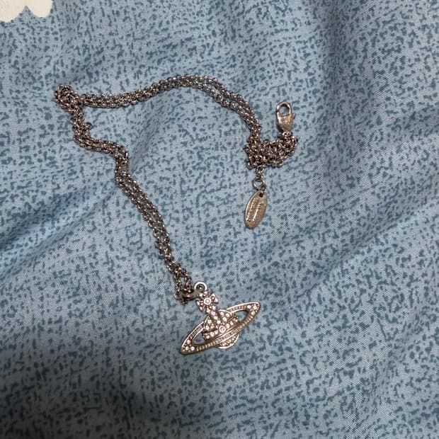 비비안 웨스트우드 미니 바스 릴리프 펜던트 실버