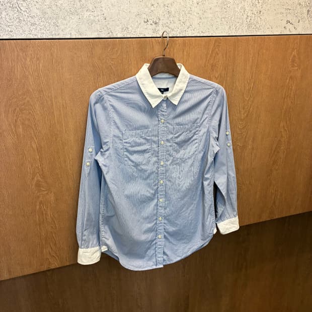 갭 긴팔 셔츠 배색 카라넥 스트라이프 패턴 디테일 스카이 블루 k502
