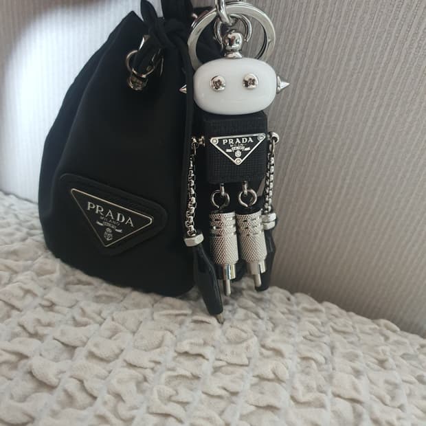 프라다로봇키링 새상품 5만2천특가 고리공간좁아서 회전이뻑뻑해요