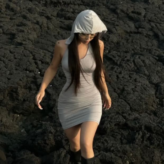 오도어 홀터넥 원피스 그레이