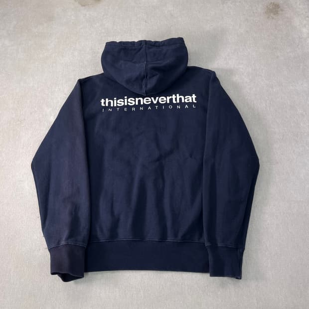 100 디스이즈네버댓 백로고 네이비 후드티