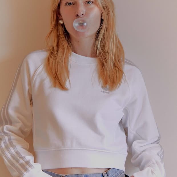 아디다스 여성 크롭 맨투맨 화이트