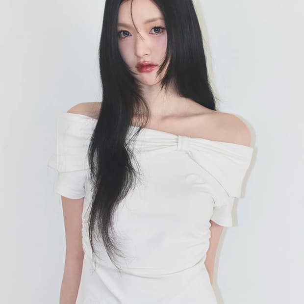 택있음) 일리고 보우 오프숄더 티 화이트