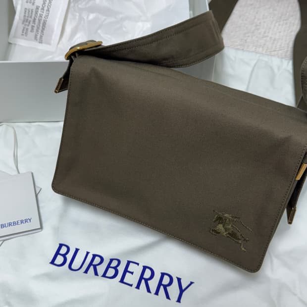 버버리 트렌치 크로스바디백 올리브(새상품)