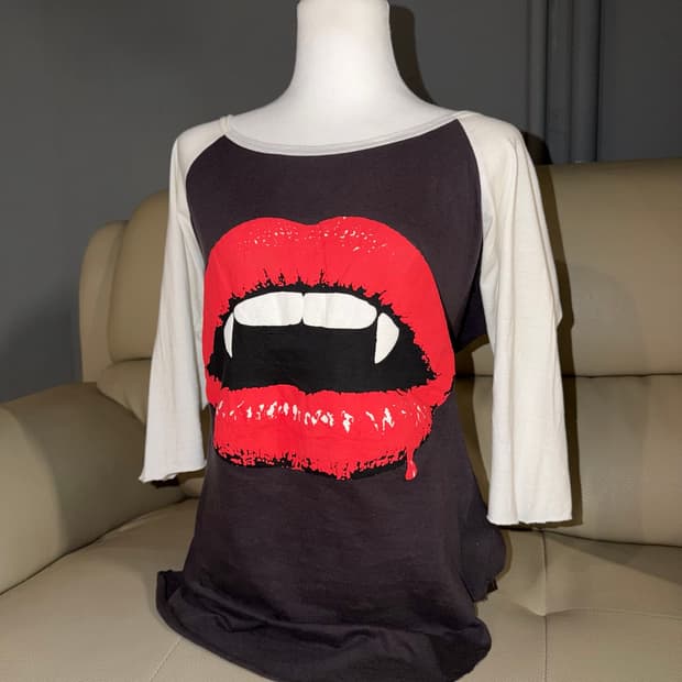 lips point Vamps tour tee