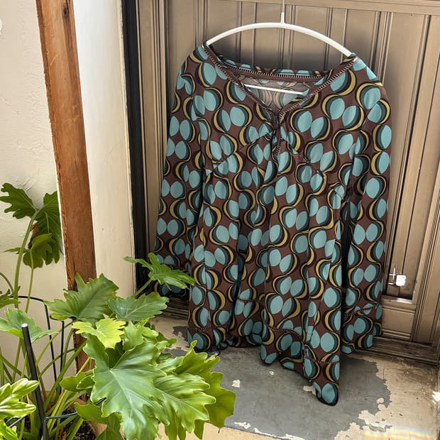 레트로 기하학적 물방울 무늬 플레어 탑