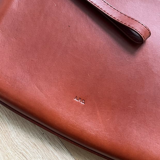 A.P.C. 아페쎄 브라운 레더 클러치