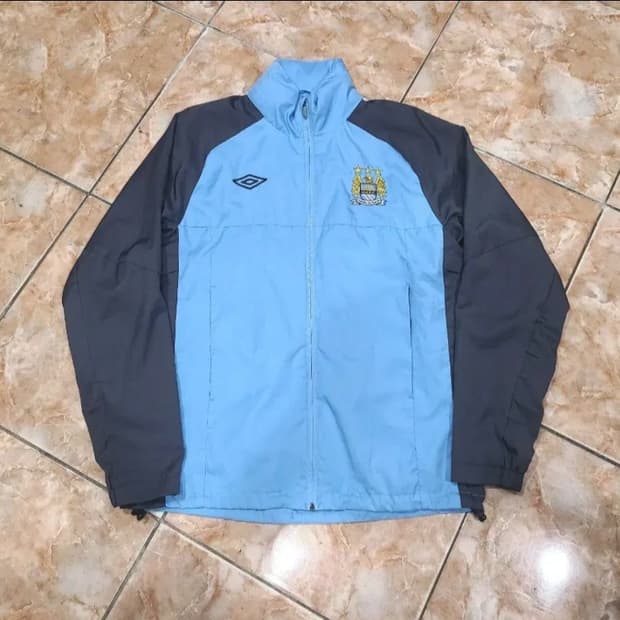 엄브로 맨시티 바람막이