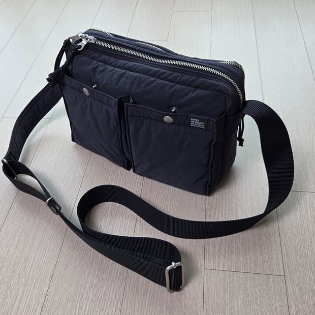 스위치 시티보이 004 크로스백 블랙던 컬러