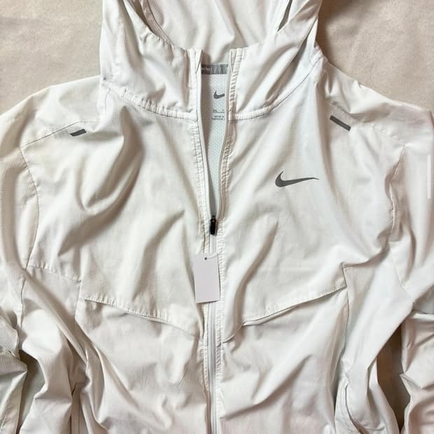 나이키 스우시 화이트 바람막이