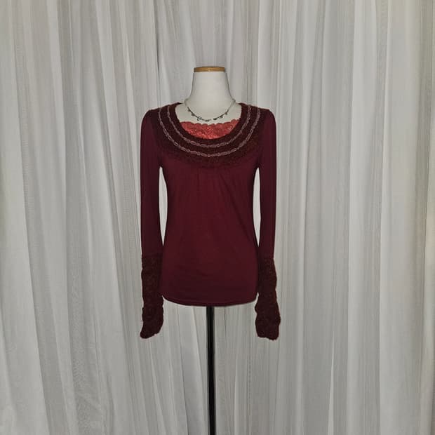 엑시즈팜 로즈 버건디 레이스 블라우스