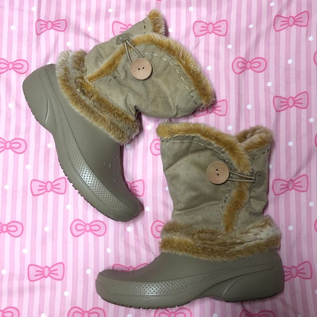 크록스 스웨이트 버튼 베이지 브라운 부츠